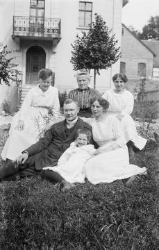 Joseph und Josephine Peitz mit Adoptivtochter Maria und Sommergästen auf ihrem Hof in Schmallenberg-Ebbinghof, 1919