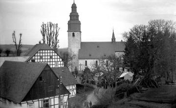 Wormbach, Dorfkern: St. Peter und Paul-Kirche mit Küsterhaus, aufgenommen während des Walburga-Festes im Mai 1931
