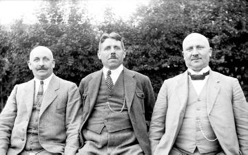 Die Lehrer Reinartz, Rinke und Jacobsmeier nach ihrer Rückkehr von einer Pilgerreise nach Rom, aufgenommen bei Jacobsmeier anlässlich der Feier seines Namenstages, Juli 1925