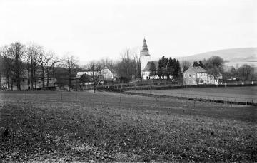 Wormbach im Schmallenberger Sauerland (Hawerland): Dorfkern mit St. Peter und Paul-Kirche und Schwesternheim (rechts), 1926