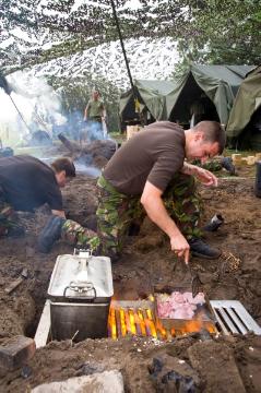 Essenszubereitung in einer improvisierten Feldküche während der "Exercise NAAFI Rhino Caterer" der britischen Armee - alljährlicher Wettbewerb der Truppenköche in der Mannschaftsverpflegung unter Frontbedingungen - Princess Royal-Kaserne, Gütersloh