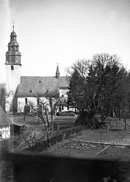 Wormbach, St. Peter und Paul-Kirche mit Kirchplatz und Postamentkreuzt, fotografiert am 4. Dezember 1930 bei Mondschein (Belichtungszeit 50 Minuten)