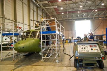 Princess Royal-Kaserne, Gütersloh - Standort eines britischen Heeresflieger-Regimentes: Technisches Personal bei Wartungsarbeiten eines Helikopters vom Typ Lynx AH-7