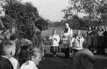 Bischöfliche Liebfrauen-Schule, Nottuln: Messe mit Dechant Bütfering?, undatiert, um 1948?