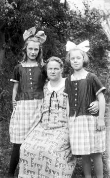 Verwandtschaft Franz Dempewolff, um 1924: Schwester Anna Dempewolff (verh. Fischer) aus Neuwied mit ihren Töchtern Olga (links) und Irmgard