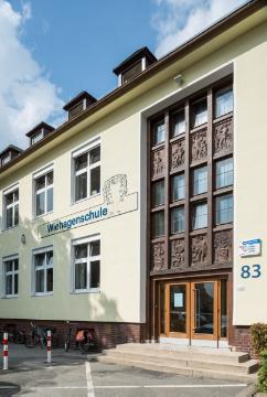 Die Wiehagenschule (städtische katholische Grundschule) in Werne, Horster Straße 83 - aufgenommen nach der Installation eines Solardaches im Rahmen des Bewerberprojektes "Energiestadt Werne" der Regionale 2016 - Ziel: nachhaltiges Wirtschaften mit erneuerbaren Energien