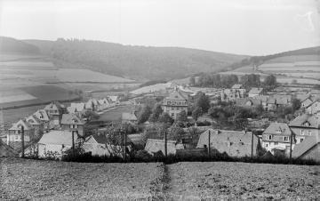 Fredeburg im Schmallenberger Sauerland, Mai 1931 - Blick aus Richtung Burgberg auf das Häuserviertel an der St. Georg-Straße (links) und die Dorfschule (Bildmitte)