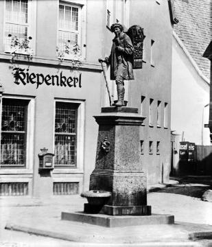 Kiepenkerl-Denkmal von August Schmiemann, errichtet 1896 am Spiekerhof, Aufnahme um 1930?