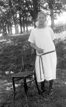 Familie Franz Dempewolff, Wormbach: Tochter Johanna, um 1925? - sechstes von neun Kindern, später Heirat mit Franz Thiergarten, ansässig in Lippstadt
