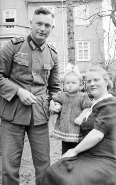 Familie Franz Dempewolff, März 1941: Tochter Johanna mit Kind Hannegrete und Ehemann Franz Thiergarten (gefallen im Zweiten Weltkrieg), ansässig in Lippstadt - später als Kriegswitwe Rückkehr zu den Eltern nach Fredeburg