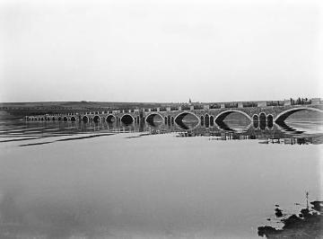 Körbecker Brücke über den Möhnesee, Aufnahme nach Flutung der 1912 fertiggestellten Talsperre, undatiert, um 1913?