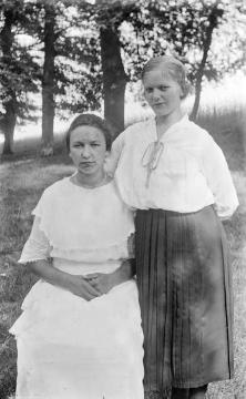 Familie Franz Dempewolff, Wormbach: Tochter Emma (rechts) mit Freundin Maria Schulte, um 1927? - ab 1935 verheiratet mit Johannes Vogt, als einziges von neun Kindern in Wombach verblieben