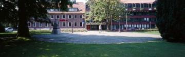 Haltern-Innenstadt: Grünplatz mit Denkmal - im Hintergrund: Polizeiwache, neues Rathaus und Stadtsparkasse (Dr. Conrads-Straße)