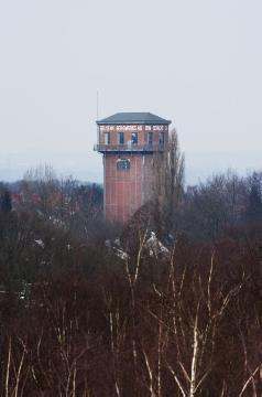 Auf Halde Schwerin, Castrop-Rauxel - Blick Richtung Hammerkopfturm der 1983 stillgelegten  Zeche Erin, Wetterschacht 3 im Stadtteil Schwerin