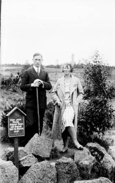 Familie Franz Dempewolff, August 1931: Sohn Josef mit Frau Junggeburth, einer Freundin der Familie, an der Lennequelle, fotografiert von Vater Franz während einer Tageswanderung zum Kahlen Asten in Winterberg