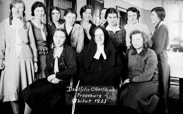 Familie Franz Dempewolff, Februar 1933: Tochter Martha (sitzend, rechts) mit Abiturklasse der Deutschen Oberschule Fredeburg 