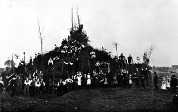 Herbstbrauch in Gütersloh - das Oktoberfeuer: Gütersloher Bürger vor dem fertigen Holzstoß, 1913