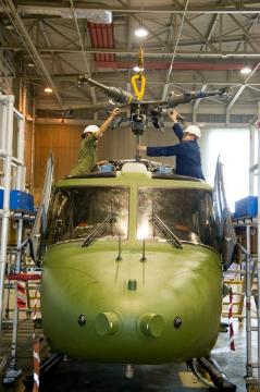 Princess Royal-Kaserne, Gütersloh - Standort eines britischen Heeresflieger-Regimentes: Technisches Personal bei Wartungsarbeiten eines Helikopters vom Typ Lynx AH-7