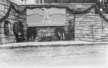 Wormbach, Ehrenmal für die im Ersten Weltkrieg gefallenen Soldaten aus Wormbach und Umgebung, 1938 [identisch 12_381]