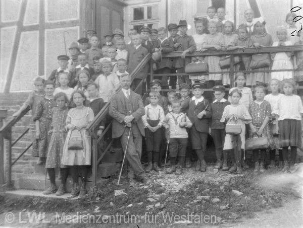 12_14 Slg. Franz Dempewolff: Dorfleben im Schmallenberger Sauerland 1912-1940er Jahre