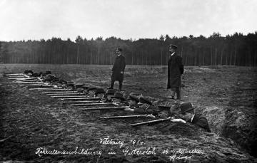 Erster Weltkrieg, 1914: Rekruten-Ausbildung in Gütersloh - Schießübungen im Schützengraben
