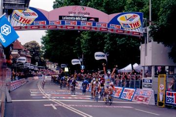 Erste Etappe des 85. Giro d`Italia von Groningen nach Münster: Zieldurchfahrt des Siegers Mario Cipollini