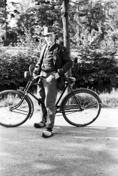 Bernd Niewerth, genannt Äelkes mit dem Fahrrad