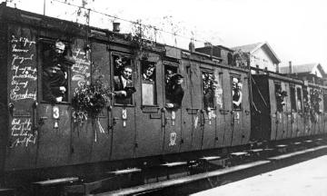 Kriegsjahr 1914: Deutsche Soldaten in einem Eisenbahnwaggon bei ihrem Abtransport zur Front