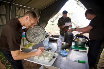 Essenszubereitung in einer improvisierten Feldküche während der "Exercise NAAFI Rhino Caterer" der britischen Armee - alljährlicher Wettbewerb der Truppenköche in der Mannschaftsverpflegung unter Frontbedingungen - Princess Royal-Kaserne, Gütersloh