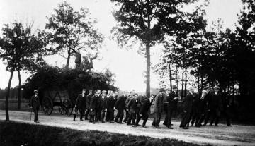 Herbstbrauch in Gütersloh - das Oktoberfeuer: Gütersloher Gymnasiasten beim Transport des gesammelten Holzes zum Feuerplatz, 1913