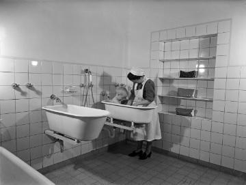 St. Johannes-Stift Marsberg, 1955: Patientenversorgung auf einer Station der Westfälischen Klinik für Kinder- und Jugendpsychiatrie.