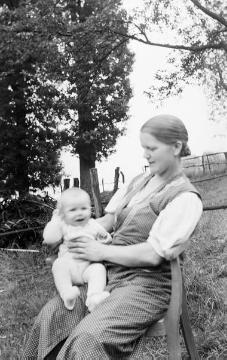 Familie Franz Dempewolff, Wormbach, August 1937: Tochter Emma, verheiratet mit Johannes Vogt, mit ihrem zweiten Kind Adelheid