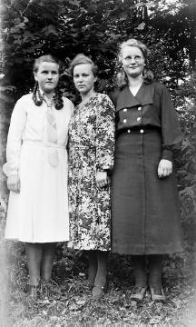 Familie Franz Dempewolff, Wormbach: Die Töchter Tochter Martha (Mitte) und Johanna (rechts) 1932, links: eine Freundin aus Warstein