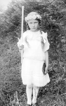 Familie Franz Dempewolff, Wormbach: Kommunion von Tochter Maria-Elisabeth, das jüngste von neun Kindern, geboren 1919 - Aufnahme undatiert, um 1926?