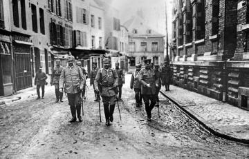 Befehlshaber im Ersten Weltkrieg: Kaiser Wilhelm II., General Paul von Hindenburg und General Erich Ludendorff während eines Frontbesuchs [?]. Ohne Angaben, undatiert.