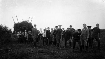 Herbstbrauch in Gütersloh - das Oktoberfeuer: Gütersloher Gymnasiasten beim Abfahren des gesammelten Holzes zum Feuerplatz, 1913