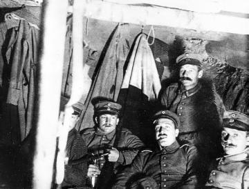 Kriegsschauplatz Frankreich 1914: Unterstand mit deutschen Soldaten in einem Steinbruch bei Soissons im Aisne-Gebiet