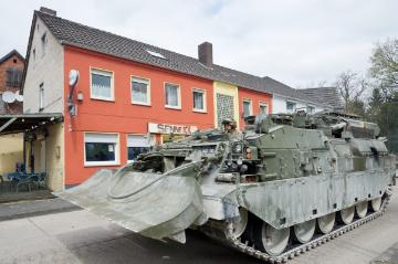 Die britische Armee in Paderborn: Panzer auf der Bielefelder Straße in Paderborn-Sennelager, Standort der Normandy- und der Dempsey-Kaserne