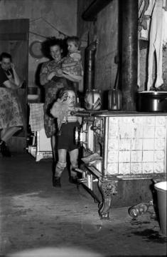 Mutter mit Kindern in der Notunterkunft "Auf der Haard", Castrop-Rauxel-Habinghorst. Undatiert, Ende 1950er Jahre.