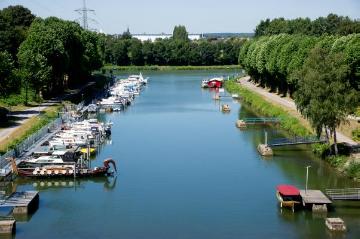 Schleusenpark Waltrop, 1013: Sportboothafen im Rhein-Herne-Kanal an der alten Schachtschleuse Henrichenburg. Blick aus dem Maschinenraum der Schleuse.