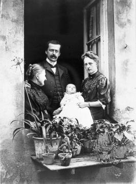 Max Geisberg, Kunsthistoriker und späterer Direktor des Westfälischen Landesmuseums in Münster (1911-1934 und 1940-1942), mit Mutter, Gattin und Sohn