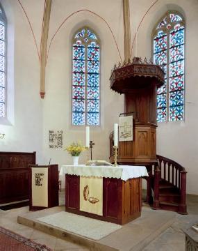 Evangelische Kirche Brochterbeck: Chorraum mit Kanzel und Altar. Ursprungsbau Romanik, Anfang 14. Jahrhundert, nach Brandzerstörung 1430 Wiederaufbau im gotischen Stil (Dorfstraße).