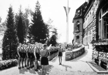 Hitlerjugend beim Flaggenappel im Provinzial-Kinderkurheim Hermannsland
