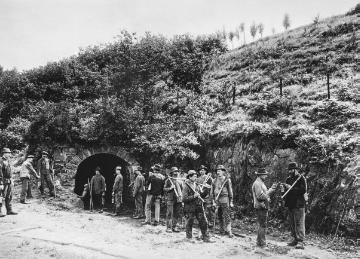 Bergarbeiter vor dem Eingang zum Schacht in Bindweide