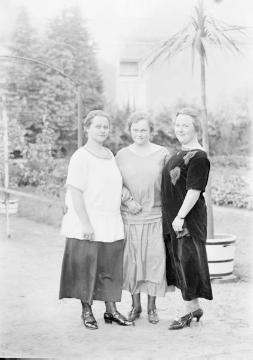 Fabrikantengattin Christine Claas (Landmaschinenfabrik CLAAS KGaA mbH) mit Schwestern oder Freundinnen. Harsewinkel, undatiert, 1920er Jahre.