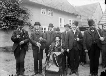 Schützengesellschaft vor dem Wohnhaus des Buchbinders und Fotografen Johann Hermann Jäger, Harsewinkel, 1897.