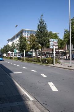 Bahnhofstraße Münster Richtung Innenstadt - vorn rechts: Gastronomie- und Ladenzeile in Nachbarschaft der Ende 2014 abgerissenen Bahnhofshalle (Neubau 2015 ff).