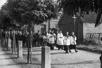 Beerdigung des Gefreiten Josef Thiemann, Trauerzug zum Friedhof