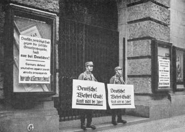 Aufruf zum Boykott jüdischer Geschäfte durch eine Plakataktion der Sturmabteilung (SA) am 1. April vor einem Kaufhaus in Berlin