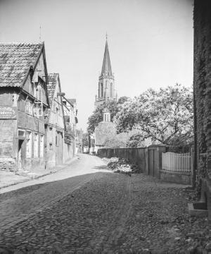 Telgte, 1940er Jahre (?): Fachwerkhäuser an der Herrenstraße, spätere Kardinal von Galen-Straße, mit Blick auf die St. Clemens-Kirche